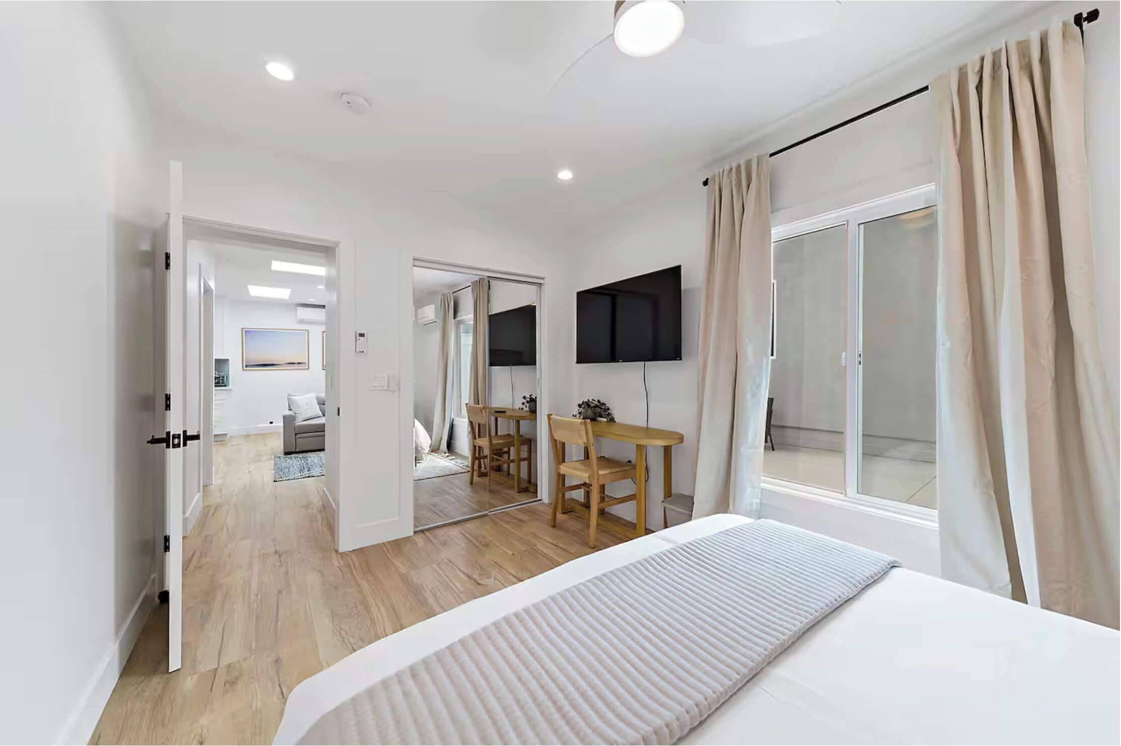 Silitysrauta/-lauta, Wi-Fi, vuodevaatteet