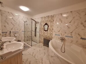 Secadora de cabello, bidet, toallas, jab ón 