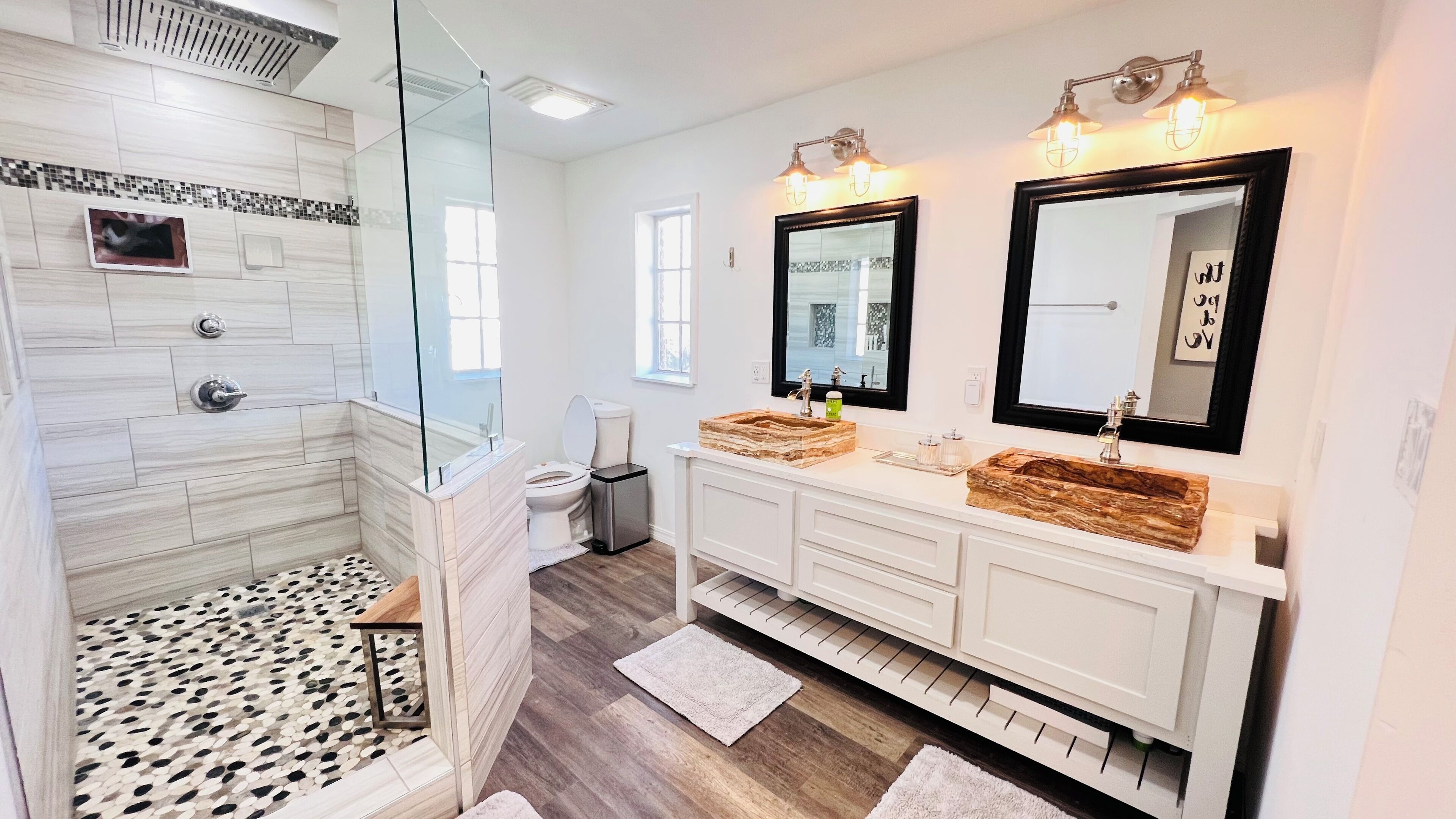 Douche, sèche-cheveux, bidet, serviettes fournies