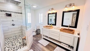 Shower, hair dryer, bidet, towels