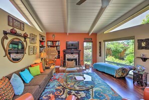 TV, fireplace