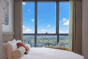 2 bedrooms, iron/ironing board, free WiFi, bed sheets - 50F Diamond Luxe | Epic View, Parking, 2BR Retreat (Brisbane City)