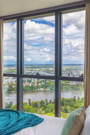 2 bedrooms, iron/ironing board, free WiFi, bed sheets - 50F Diamond Luxe | Epic View, Parking, 2BR Retreat (Brisbane City)