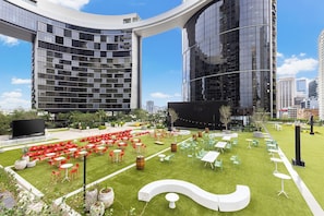 Outdoor dining - 50F Diamond Luxe | Epic View, Parking, 2BR Retreat (Brisbane City)