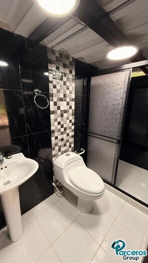 Douche, serviettes fournies, papier de toilette