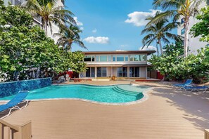 Pool - Beachfront condo with pool and island vibes (Madeira Beach)