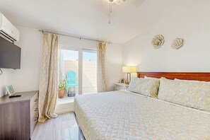 1 bedroom, WiFi, bed sheets - Beachfront condo with pool and island vibes (Madeira Beach)