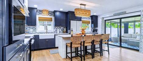 Refrigerador, microondas, horno y parrilla de estufa