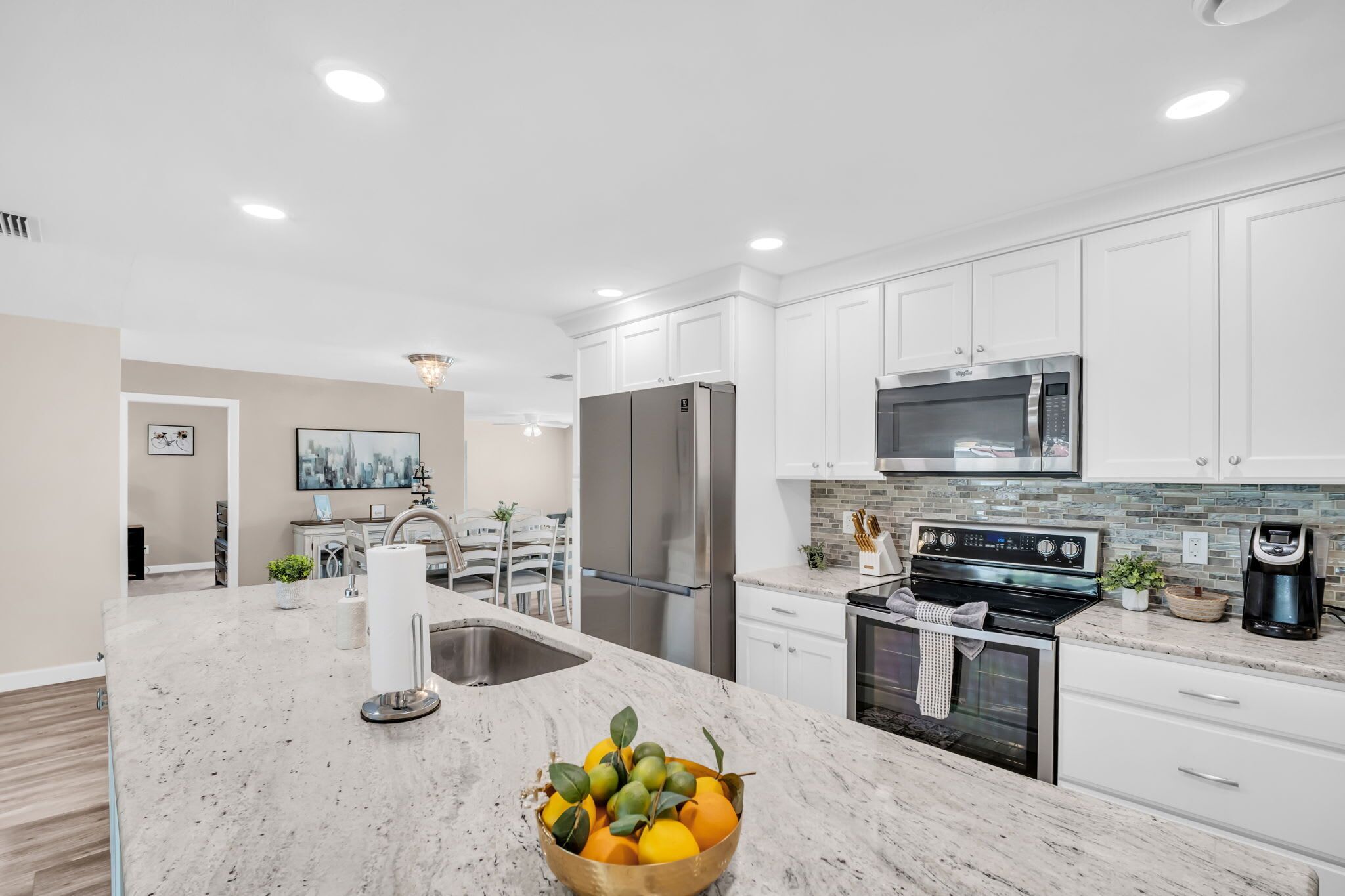 Køleskab, mikrobølgeovn, ovn, kogeplade