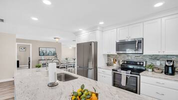 Køleskab, mikrobølgeovn, ovn, kogeplade