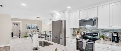 Køleskab, mikrobølgeovn, ovn, kogeplade