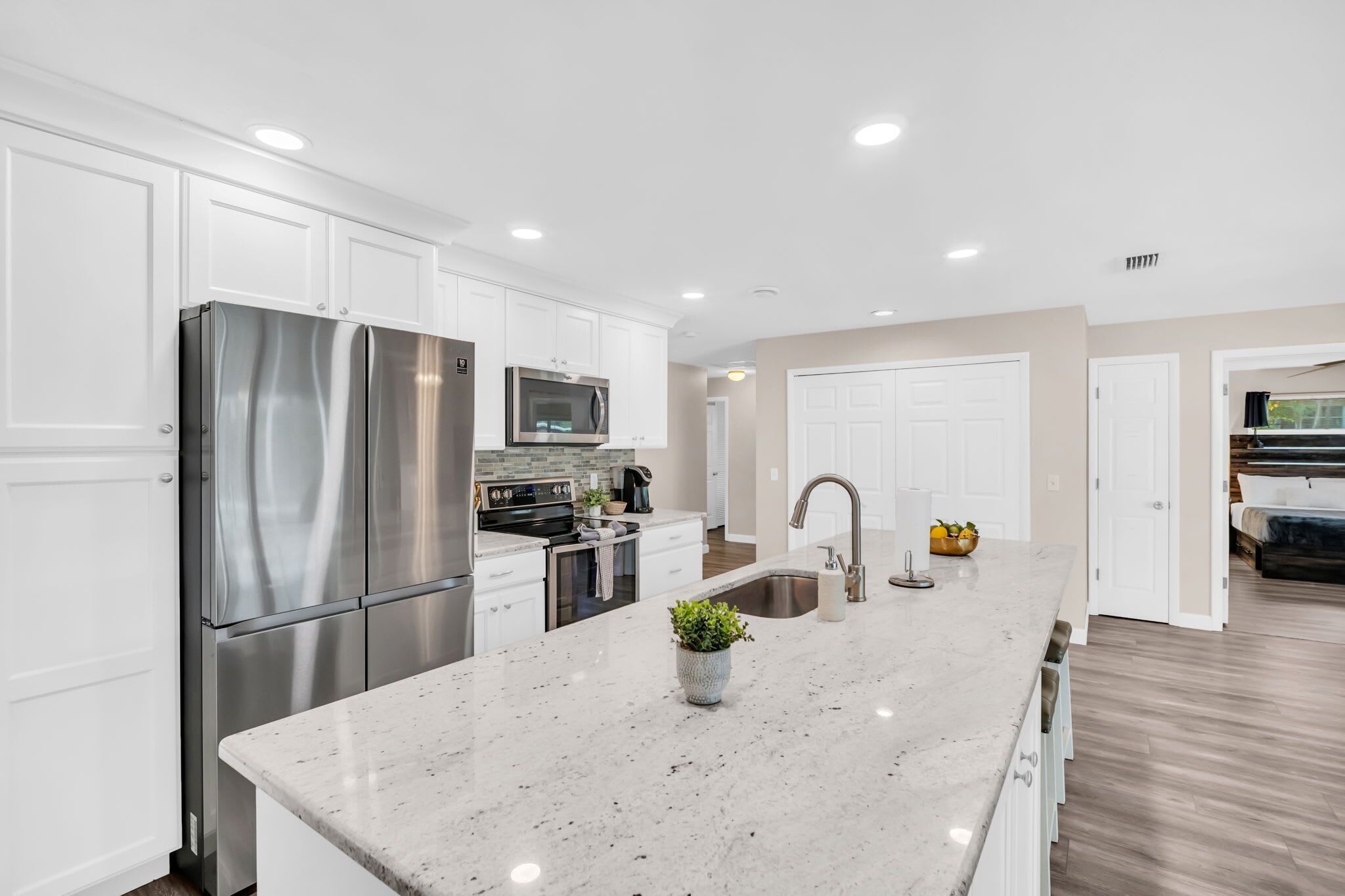 Frigorifero, microonde, forno, piano cottura