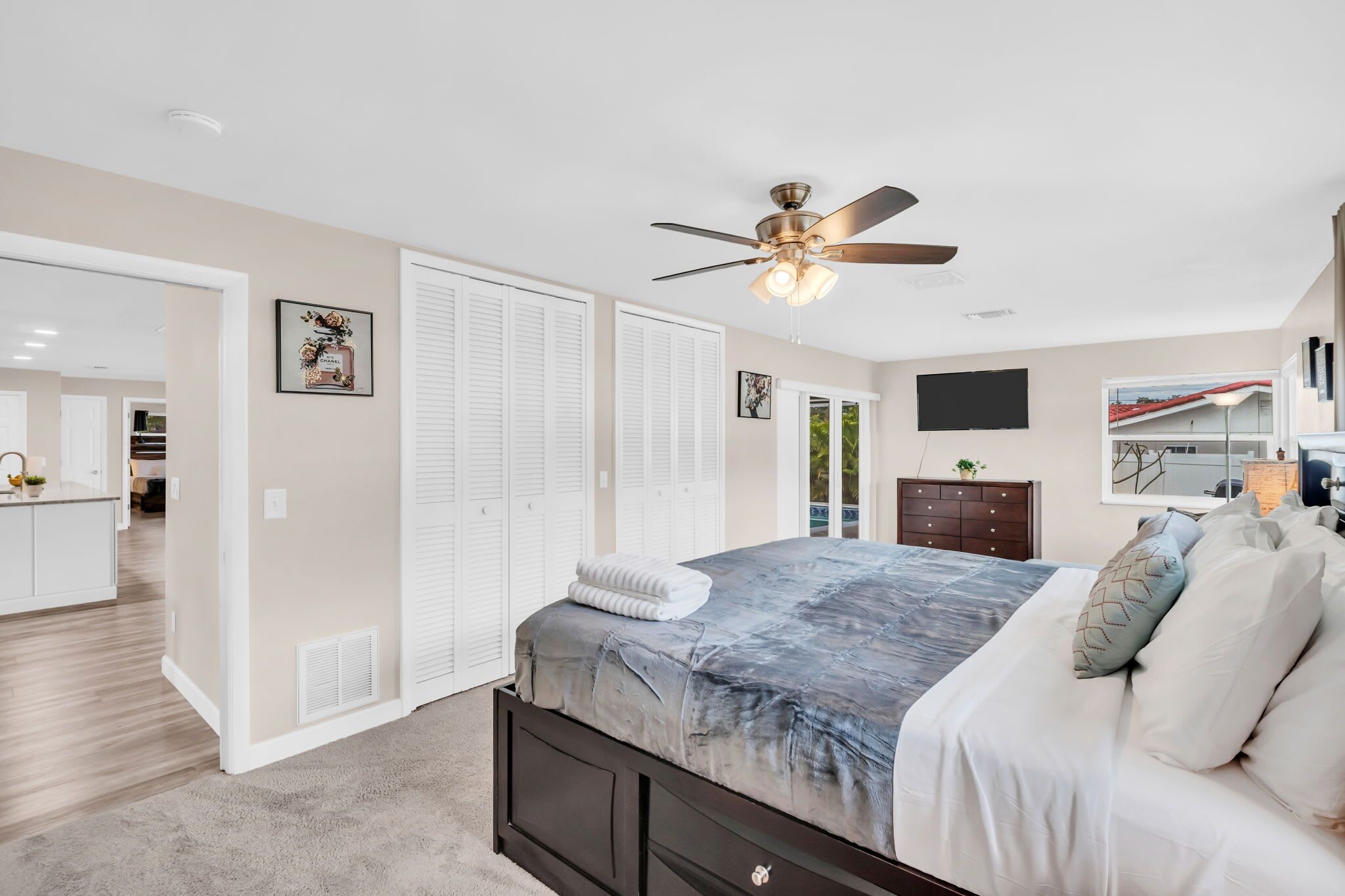 Skrivebord, strykejern/-brett, reiseseng for barn og wi-fi