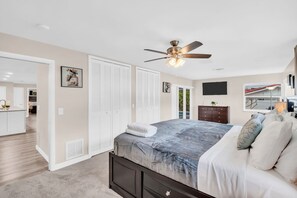 Skrivebord, strygejern/strygebræt, weekendseng, Wi-Fi