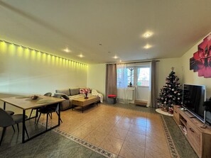 Smart TV - Cozy Family Reatreat with Garden & Wi-Fi Near City Center (Sibiu)
