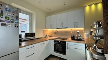 Fridge, microwave, oven, stovetop