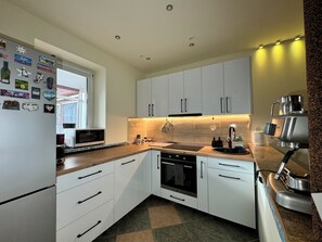 Fridge, microwave, oven, stovetop - Cozy Family Reatreat with Garden & Wi-Fi Near City Center (Sibiu)