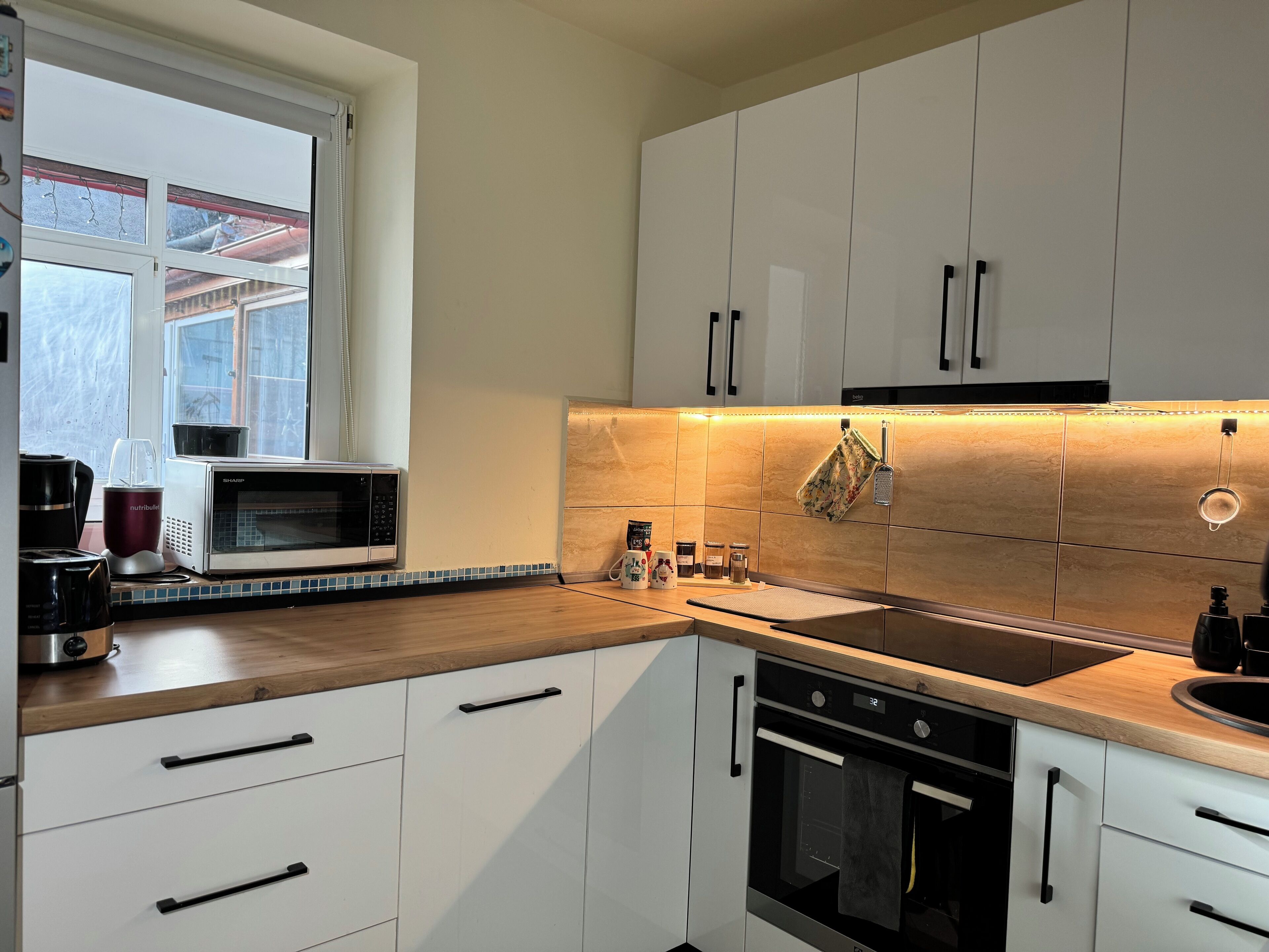 Kjøleskap, mikrobølgeovn, ovn og kokeplater