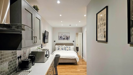 1 bedroom, iron/ironing board, free WiFi, bed sheets. Taylor’s Lodge — Duleek’s hidden gem