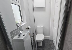 Bathroom - Taylor’s Lodge — Duleek’s hidden gem (Duleek)