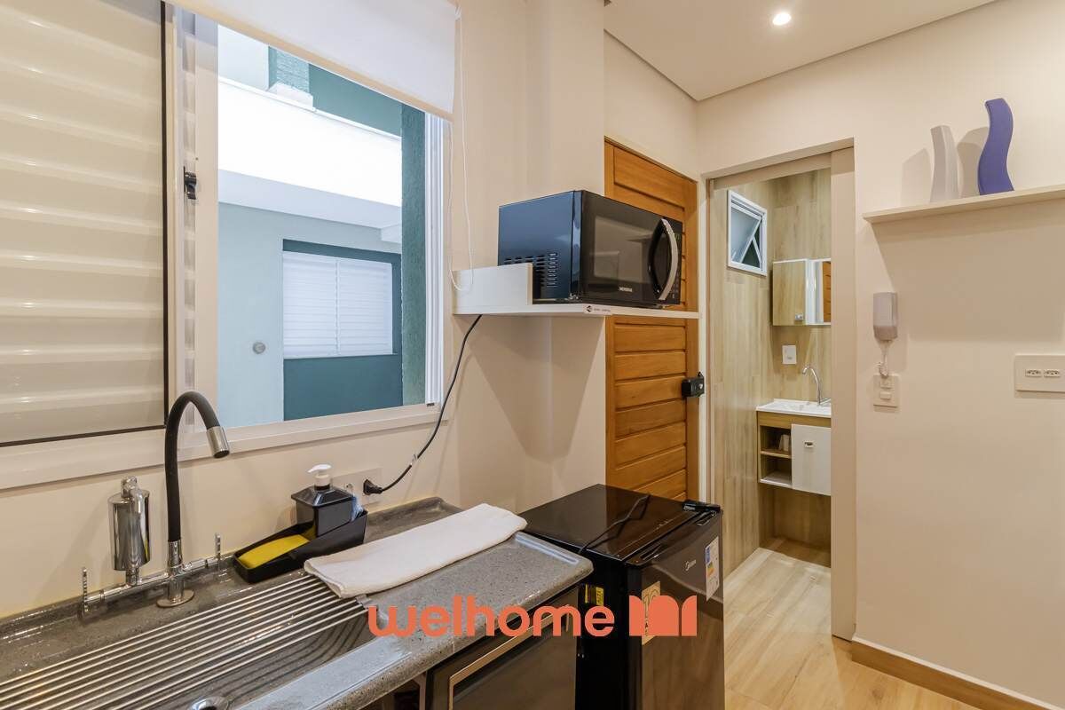 Microwave, cookware/dishes/utensils