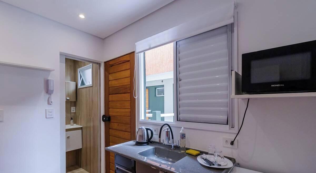 Micro-ondes, batterie de cuisine, vaisselle et ustensiles