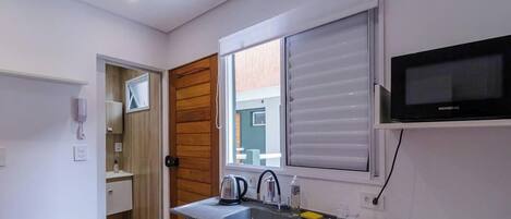 Micro-ondes, batterie de cuisine, vaisselle et ustensiles