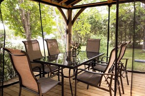 Outdoor dining - The Historic Post Office, Le Bureau de Poste (Lac-des-Plages)