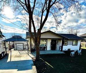 Exterior - 2BR Suite | Golf, Biking, Wineries & Lake Life (Kelowna)