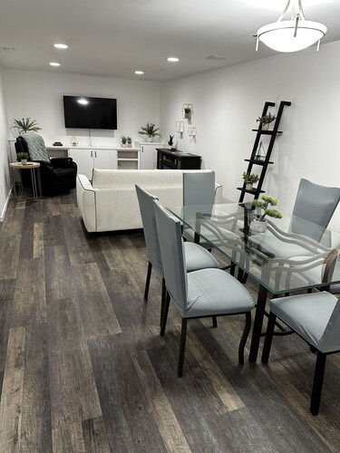 Cozy/Modern Private Suite - 35 minutes to Big White Ski