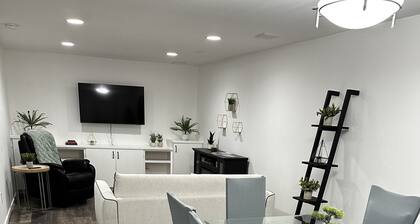 Cozy/Modern Private Suite - 35 minutes to Big White Ski