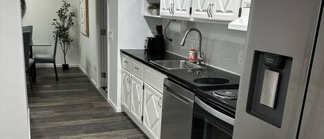 Microondas, horno, placa de cocina, lavavajillas