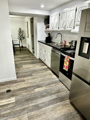 Een koelkast, een microgolfoven, een oven, een kookplaat