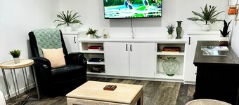 Cozy/Modern Private Suite - 35 minutes to Big White Ski