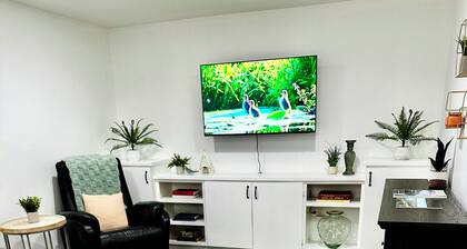 Cozy/Modern Private Suite - 35 minutes to Big White Ski