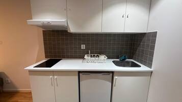 Frigobar, microondas, placa de cocina, utensilios de cocina