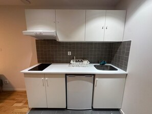 Standard Double Room | Private kitchen | Mini-fridge, microwave, stovetop, cookware/dishes/utensils - Stay Sollentuna (Sollentuna)