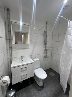 Standard Double Room | Bathroom | Shower, free toiletries, hair dryer, towels - Stay Sollentuna (Sollentuna)