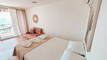 Habitación doble Deluxe, balcón, vista al mar | Wifi gratis