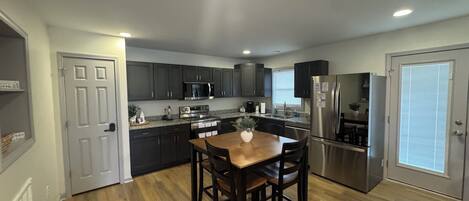 Køleskab, mikrobølgeovn, ovn, kogeplade