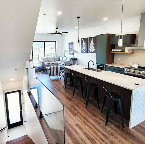 New Modern Luxury 4BR/3.5BA Townhouse! Short walk to Beach