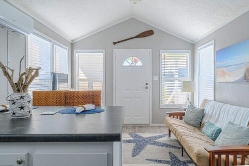 THE KEYS OF POC Unit 1# Cozy 1-bedroom cabin , AC with boat parking