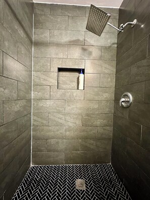 Chuveiro, secador de cabelo, toalhas de banho, sabonete