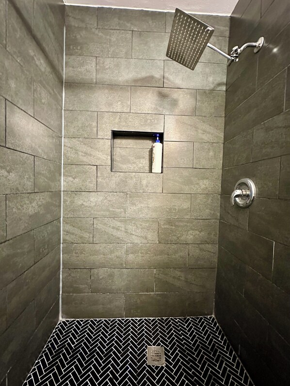 Douche, sèche-cheveux, serviettes fournies, savon