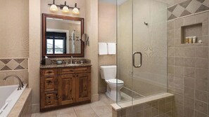 Haartrockner, Handtücher, Seife, Toilettenpapier