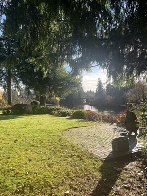 Property grounds - Dreamy waterfront cottage w/ private dock large yard w/ backyard bar/game room (Honeymoon Bay)