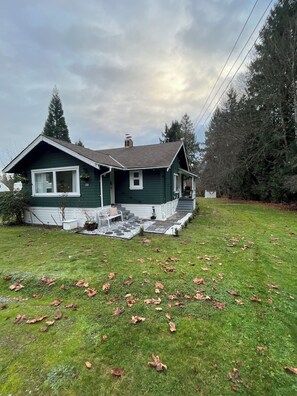 Exterior - Dreamy waterfront cottage w/ private dock large yard w/ backyard bar/game room (Honeymoon Bay)