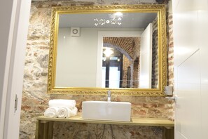 Shower, hair dryer, towels, toilet paper - Beautiful Royal Palace Loft (Madrid)