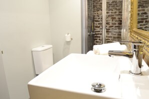 Shower, hair dryer, towels, toilet paper - Beautiful Royal Palace Loft (Madrid)