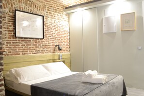 1 habitación, tabla de planchar con plancha, wifi gratis y ropa de cama 